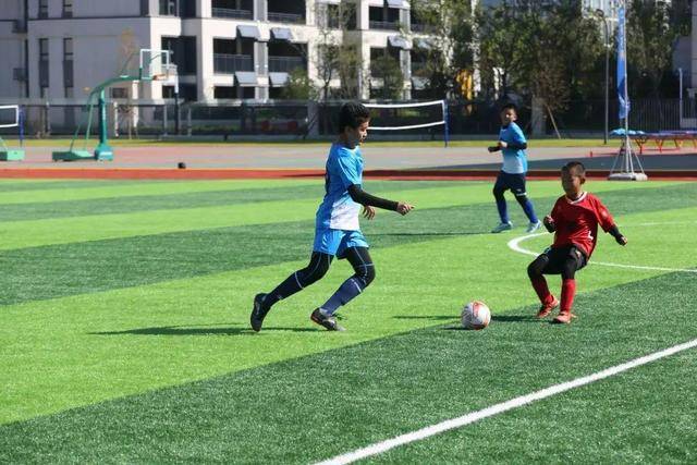 皇马1-0小胜黄潜，维尼修斯染红失踪在场